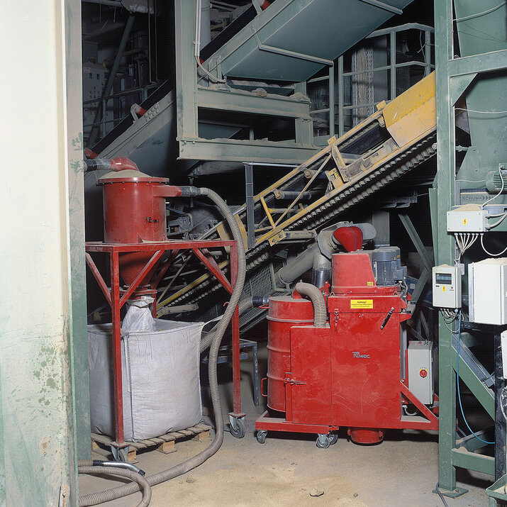 Odkurzacz przemysłowy Ruwac DS4150, przeznaczony do pracy w atmosferze grożącej wybuchem pyłu, odsysa wióry z wermikulitu w zakładach Kramer Progetha w Düsseldorfie.