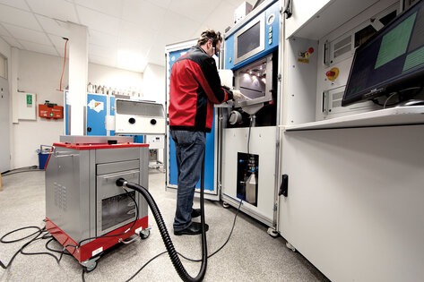 Separator mokry Ruwac Na7-26 odsysa pyły, powstające podczas drukowania w technologii 3D w firmie Realizer w Paderborn.