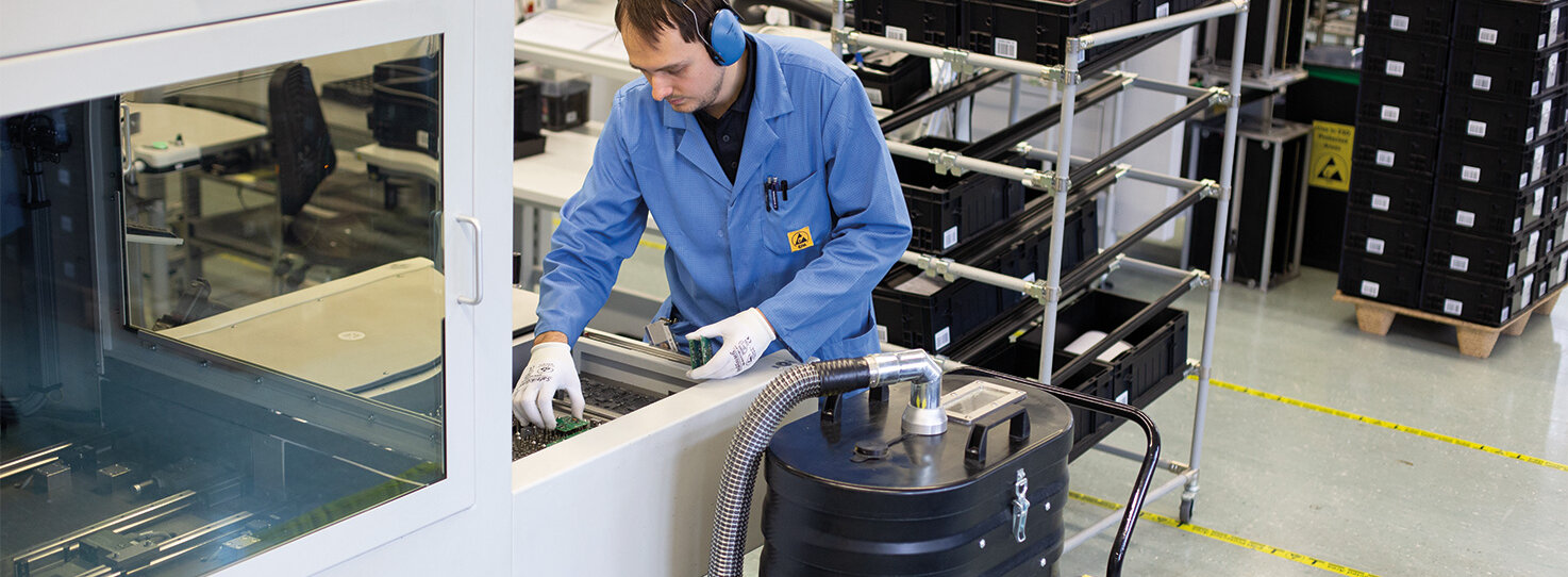 Odkurzacz przemysłowy Ruwac R01 S odsysa pyły z płytek drukowanych w firmie Schmersal w Wuppertalu.