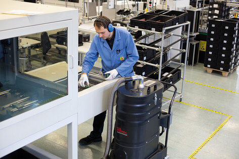 Odkurzacz przemysłowy Ruwac R01 S odsysa pyły z płytek drukowanych w firmie Schmersal w Wuppertalu.