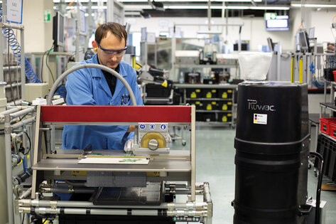 Odkurzacz przemysłowy Ruwac DS1220 z napędem trójfazowym odsysa pyły z płytek drukowanych w firmie Schmersal w Wuppertalu.