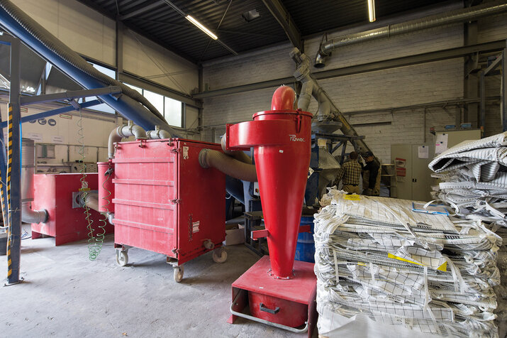 Separator mokry Ruwac NA250 z cyklonem odsysa pyły magnezowe, powstające w firmie Almamet w Ratingen.