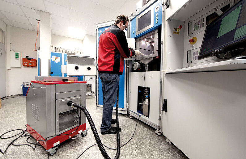 Separator mokry Ruwac Na7-26 odsysa pyły, powstające podczas drukowania w technologii 3D w firmie Realizer w Paderborn.
