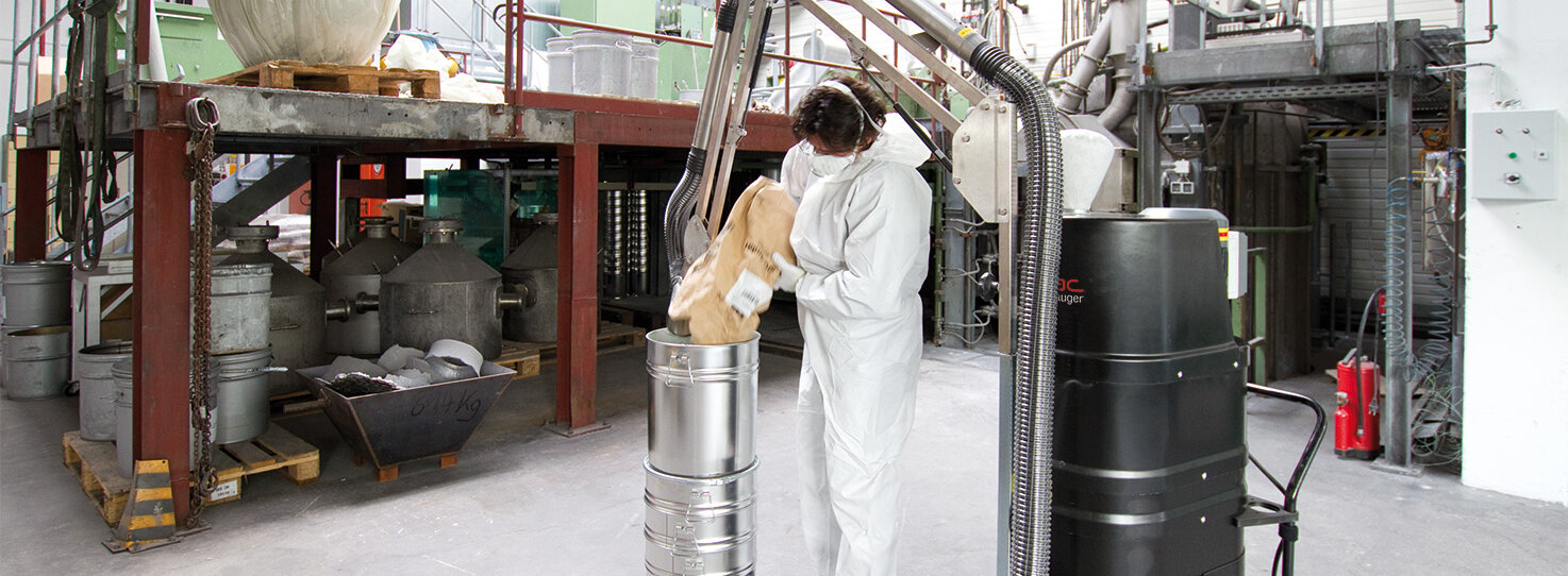 Odkurzacz przemysłowy Ruwac DS1220 na prąd trójfazowy, przeznaczony do pracy w atmosferze grożącej wybuchem pyłu, odsysa wybuchowe pyły aluminiowe w zakładach Peak w Velbert