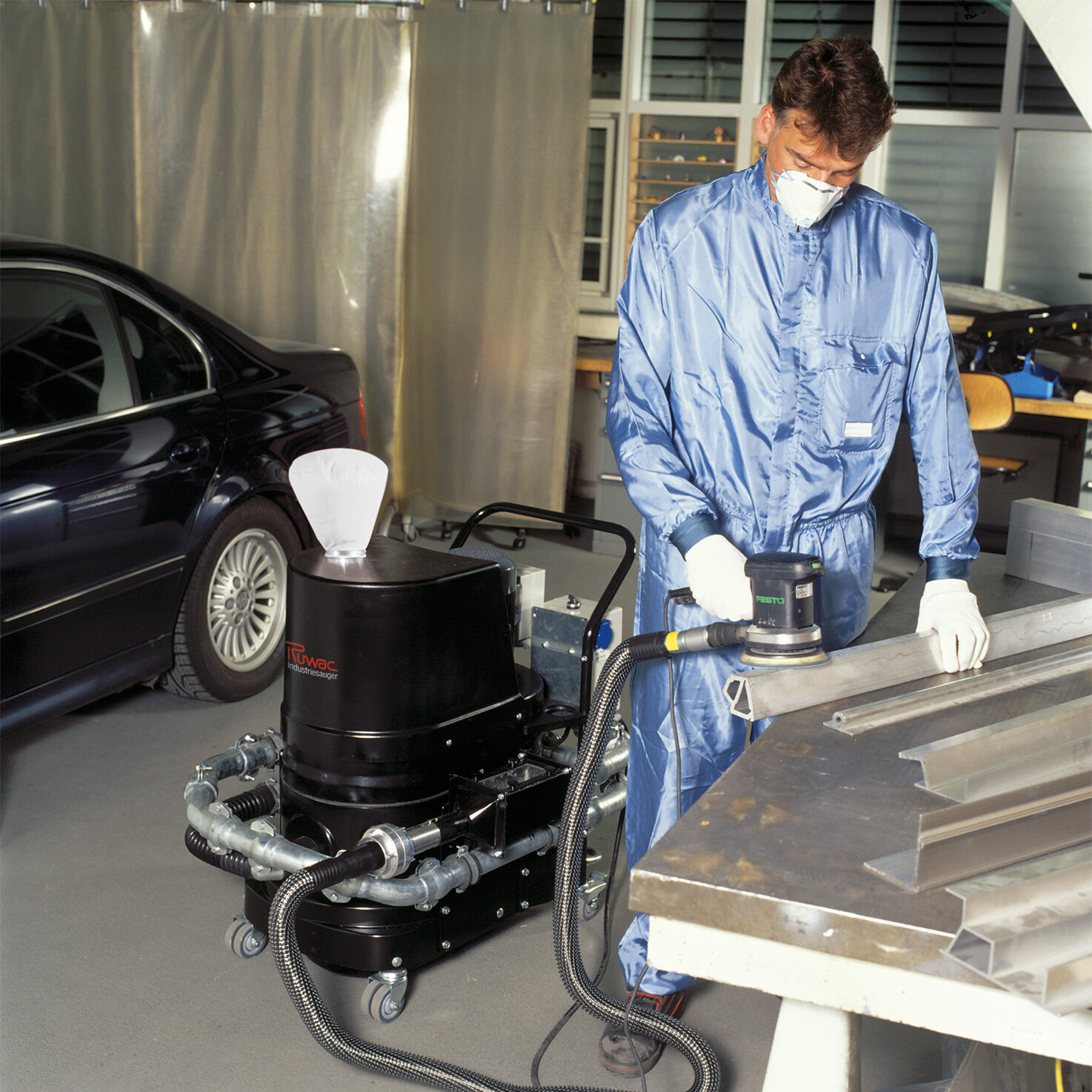 Odkurzacz przemysłowy Ruwac R01 R022 z iskrochronem, przeznaczony do pracy w atmosferze grożącej wybuchem pyłu, odsysa palne pyły aluminiowe w zakładach BMW w Monachium.