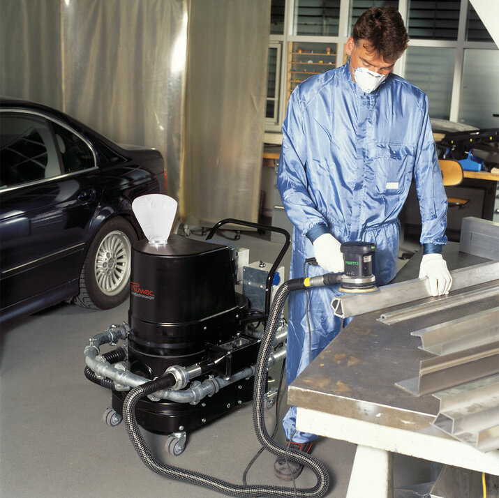 Odkurzacz przemysłowy Ruwac R01 R022 z iskrochronem, przeznaczony do pracy w atmosferze grożącej wybuchem pyłu, odsysa palne pyły aluminiowe w zakładach BMW w Monachium.
