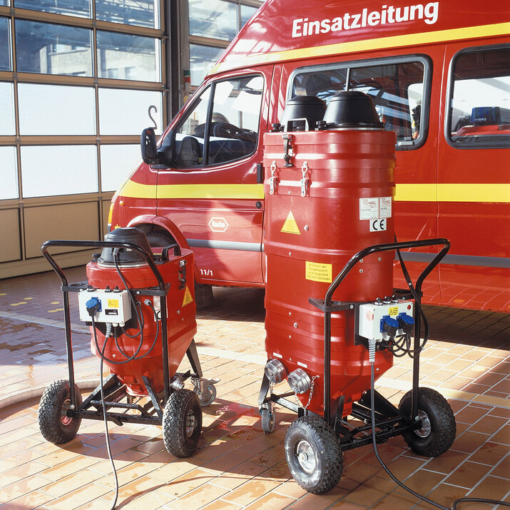 Odkurzacz wodny Ruwac WSP200 zasysa wodę w zakładowej straży pożarnej w Roche Diagnostics w Mannheim.
