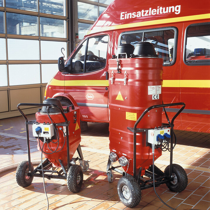 Odkurzacz wodny Ruwac WSP200 zasysa wodę w zakładowej straży pożarnej w Roche Diagnostics w Mannheim.