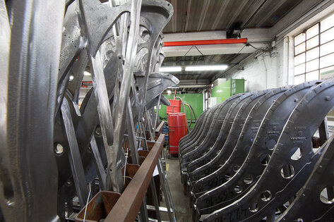 Odkurzacz przemysłowy Ruwac DS2 odsysa wióry metalowe w firmie Steinway & Sons w Hamburgu.