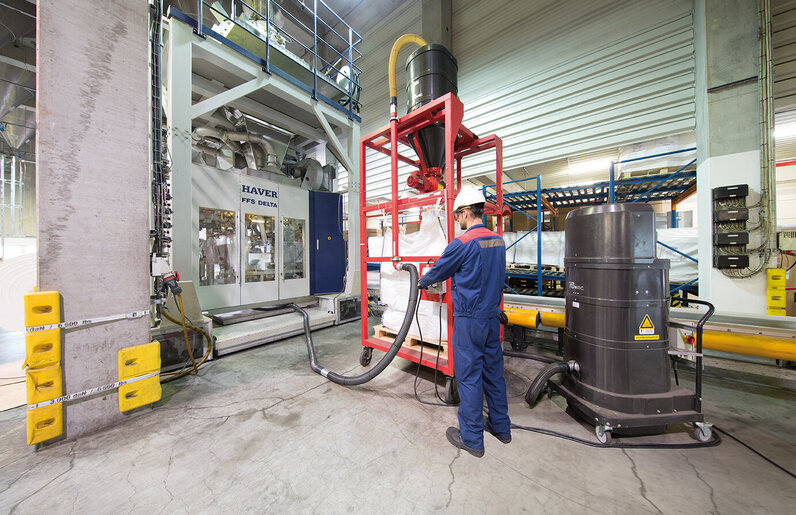 Odkurzacz przemysłowy Ruwac DS2520 odsysa makrolon w firmie Chemion Chemiepark w Uerdingen.
