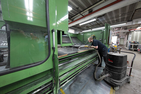 Odkurzacz przemysłowy Ruwac DS1 odsysa wióry metalowe w firmie Steinway & Sons w Hamburgu.