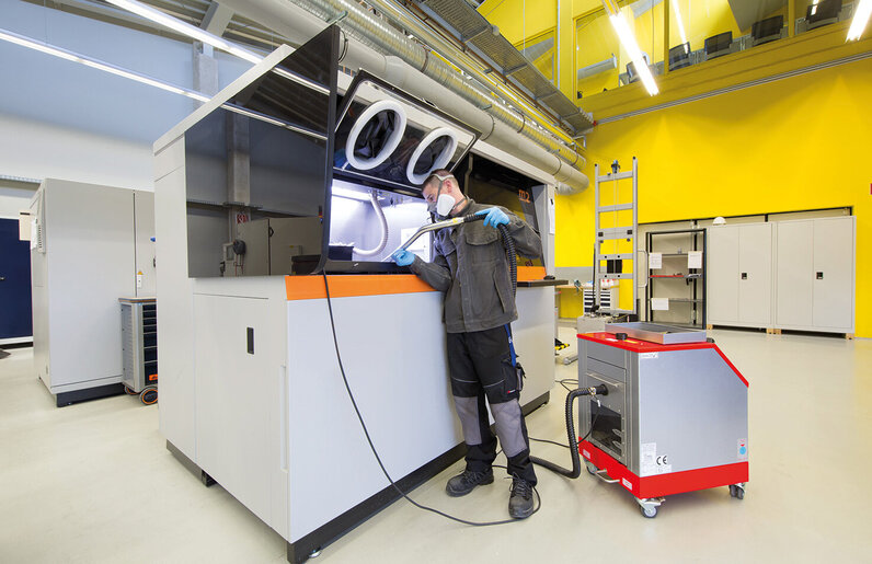 Separator mokry Ruwac Na7-26 odsysa pyły, powstające podczas drukowania w technologii 3D przy laserze koncepcyjnym w Hamburgu.